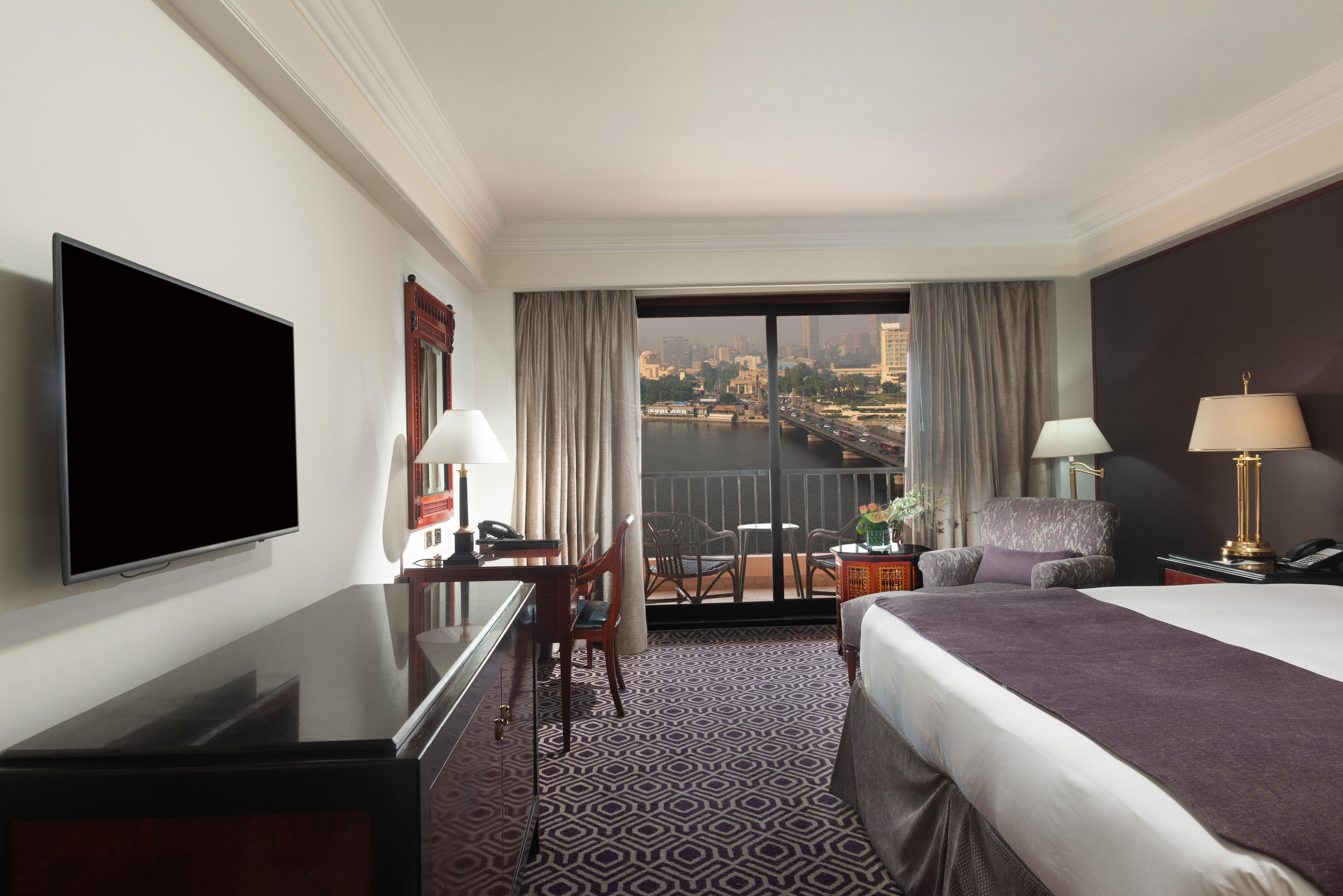 فندق إنتركونتيننتال سميراميس القاهرة المظهر الخارجي الصورة A guest room at the Four Seasons Hotel