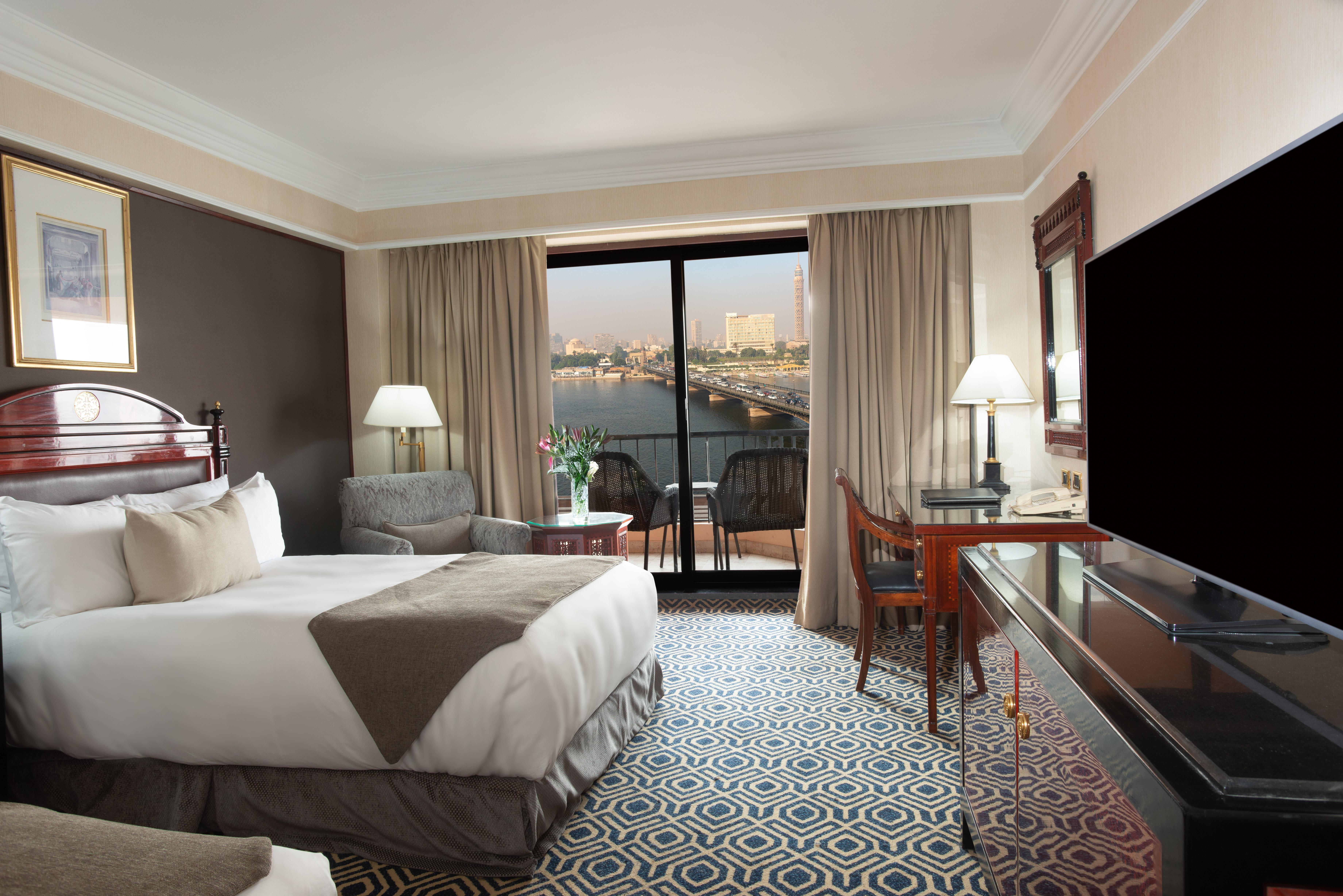فندق إنتركونتيننتال سميراميس القاهرة المظهر الخارجي الصورة A guest room at the Four Seasons Hotel, Cairo