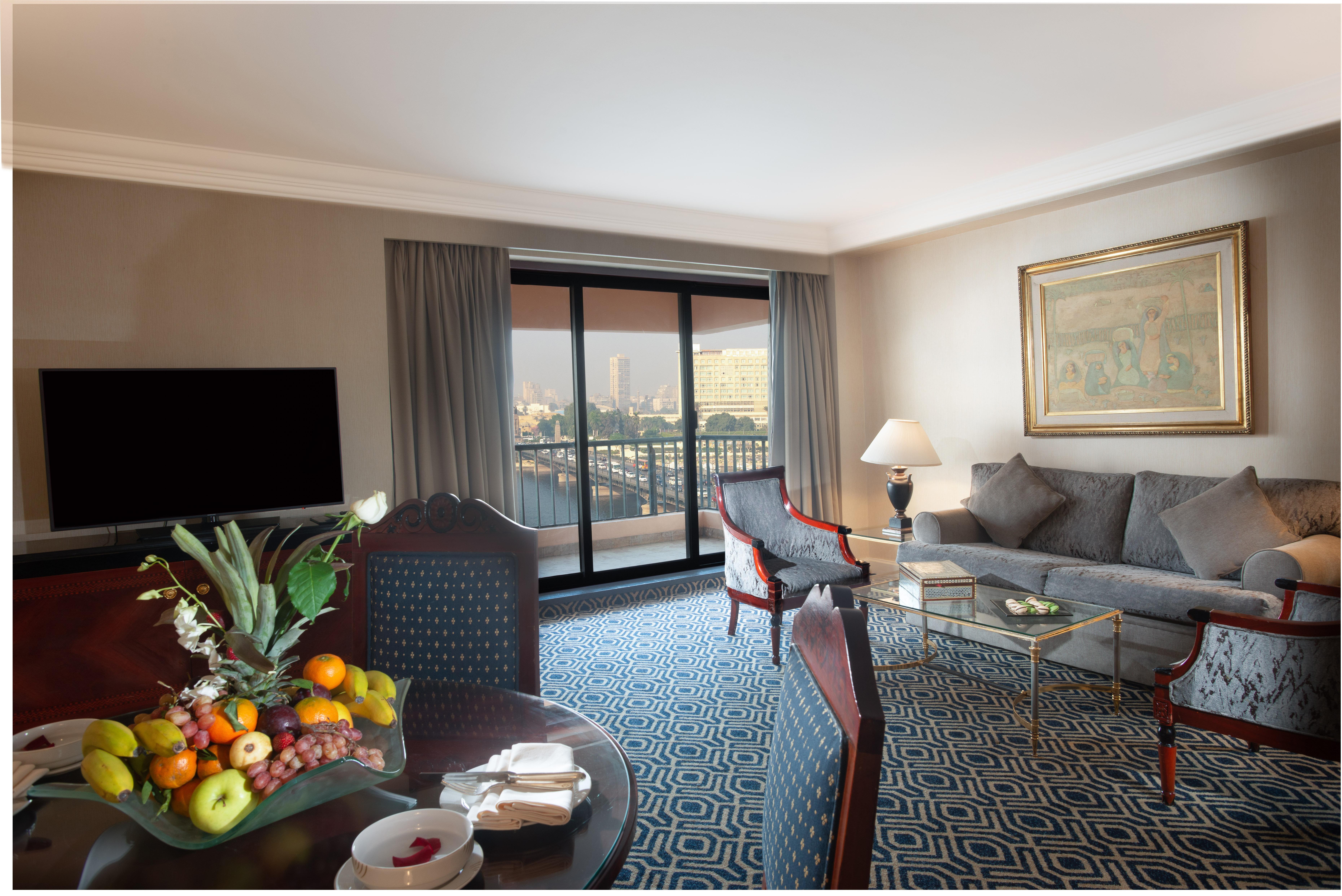فندق إنتركونتيننتال سميراميس القاهرة المظهر الخارجي الصورة A suite at the Four Seasons Hotel, Cairo