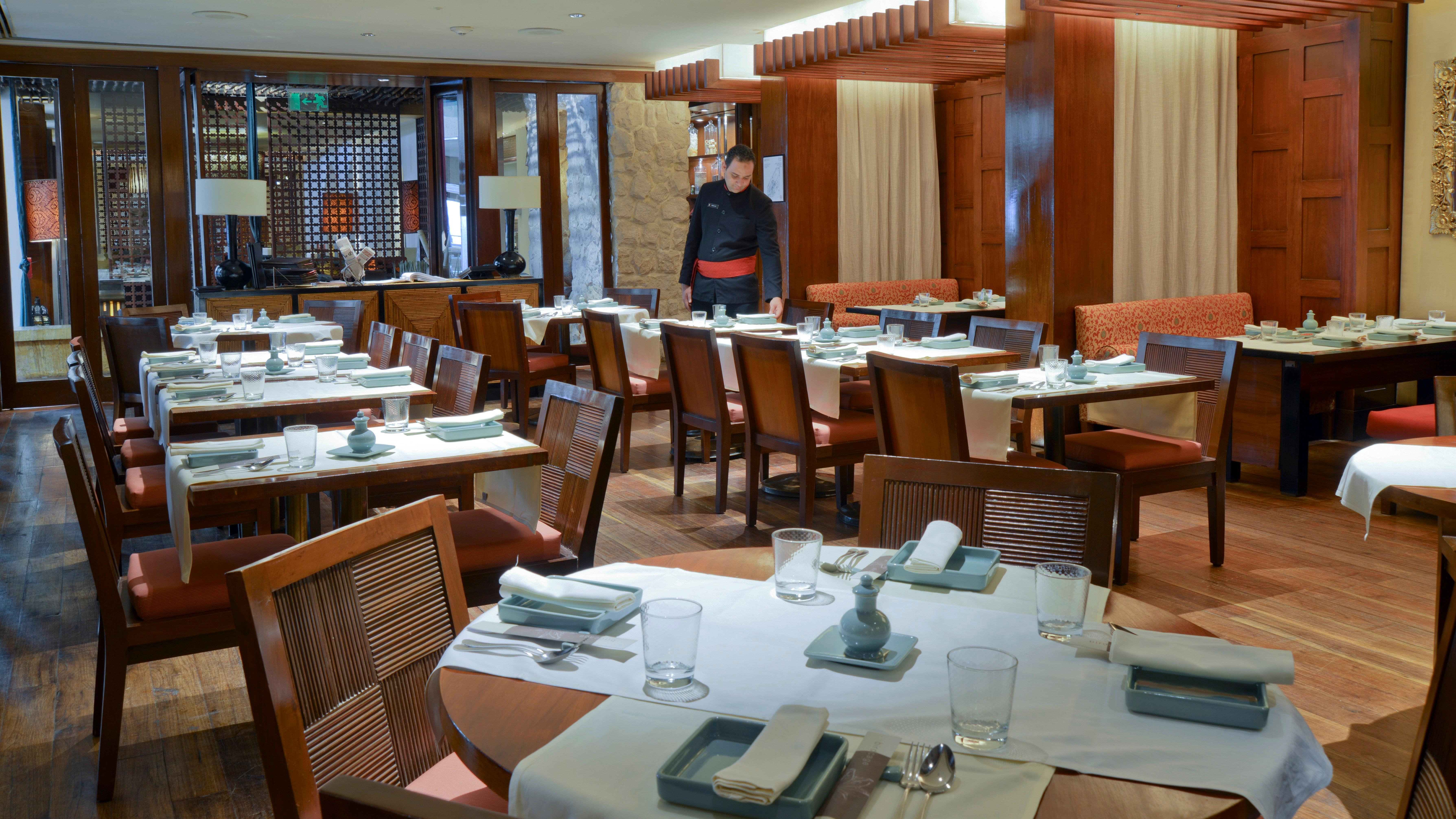 فندق إنتركونتيننتال سميراميس القاهرة المظهر الخارجي الصورة A restaurant in a hotel