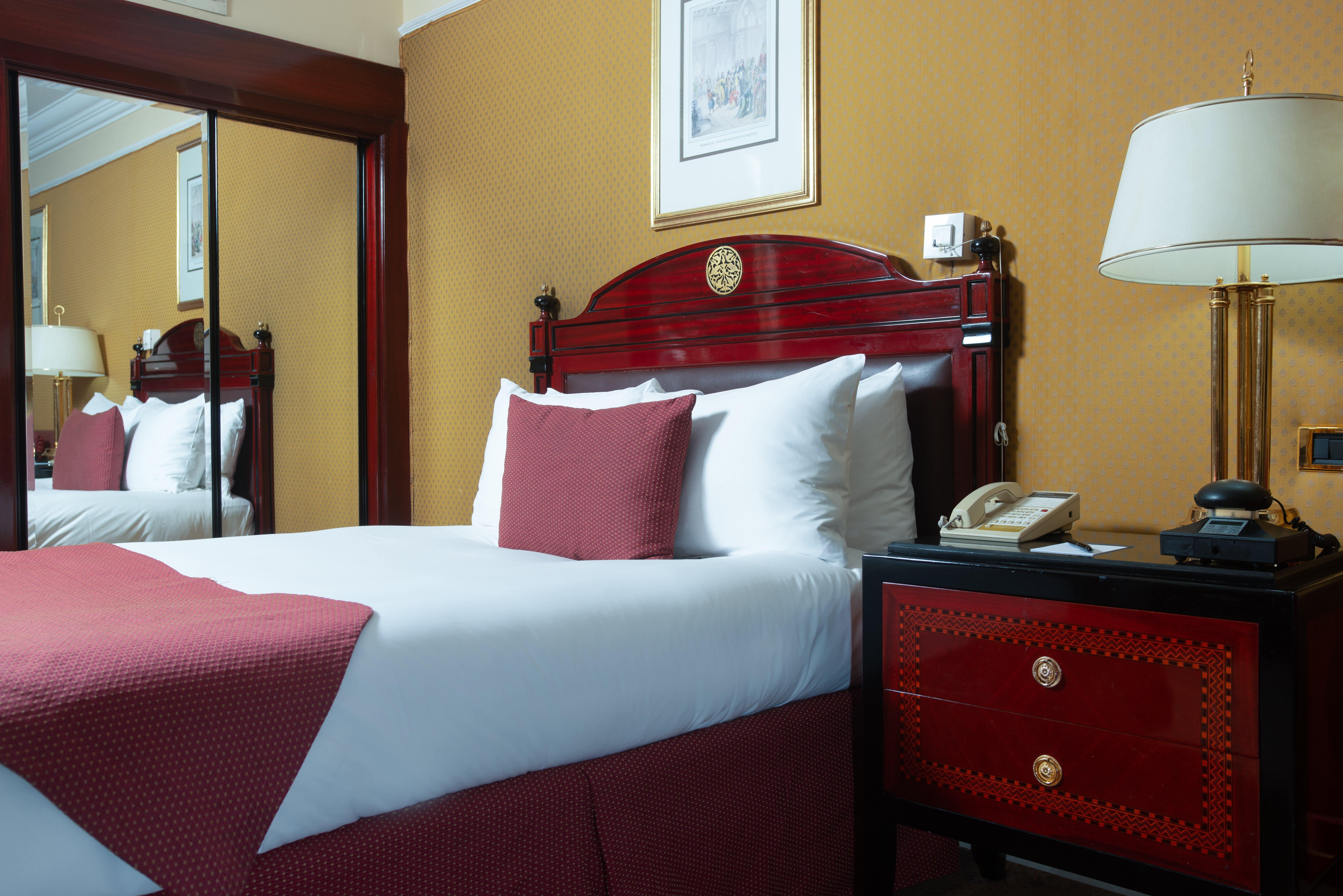فندق إنتركونتيننتال سميراميس القاهرة المظهر الخارجي الصورة A guest room at the hotel