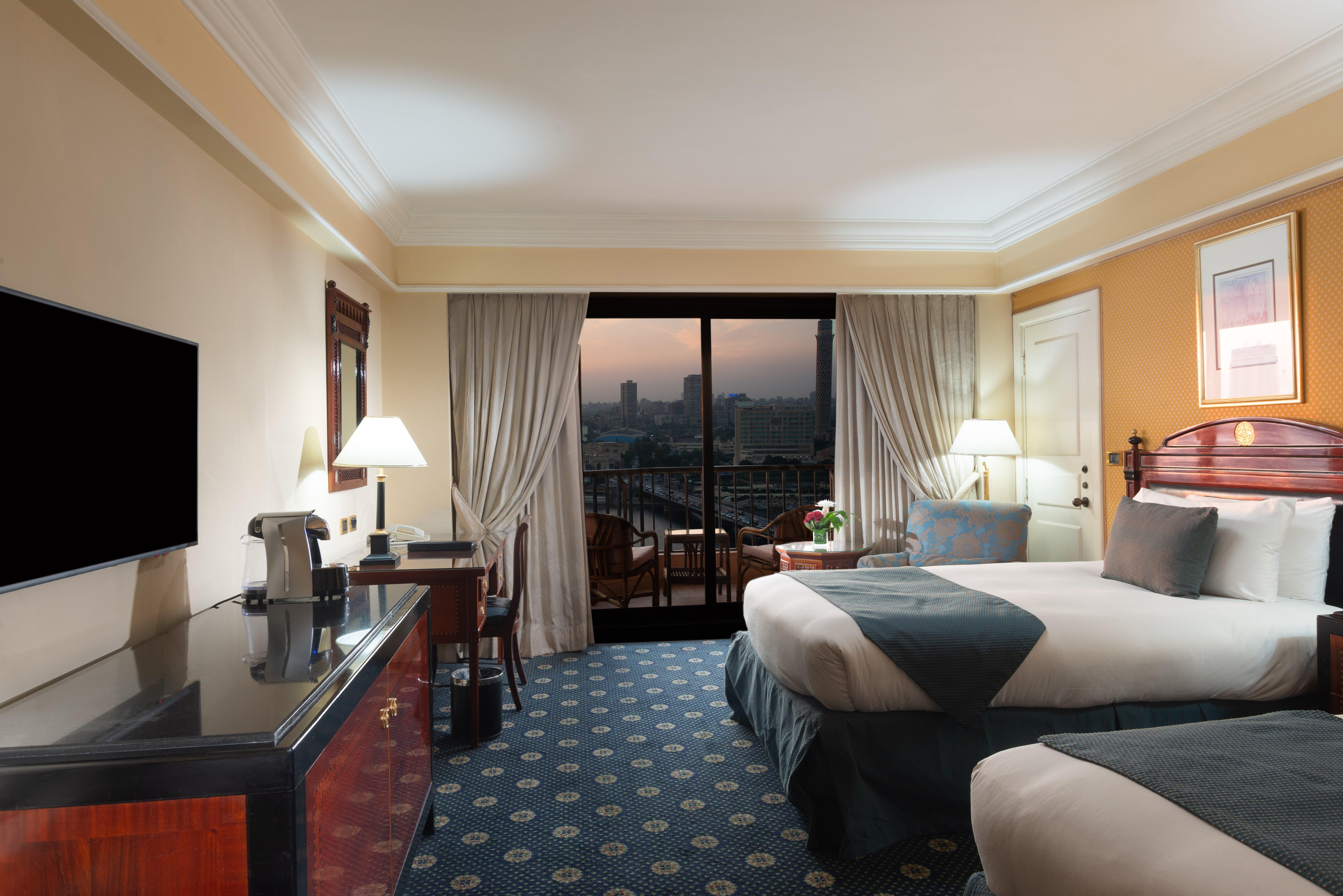 فندق إنتركونتيننتال سميراميس القاهرة المظهر الخارجي الصورة A guest room at the Sheraton Cairo