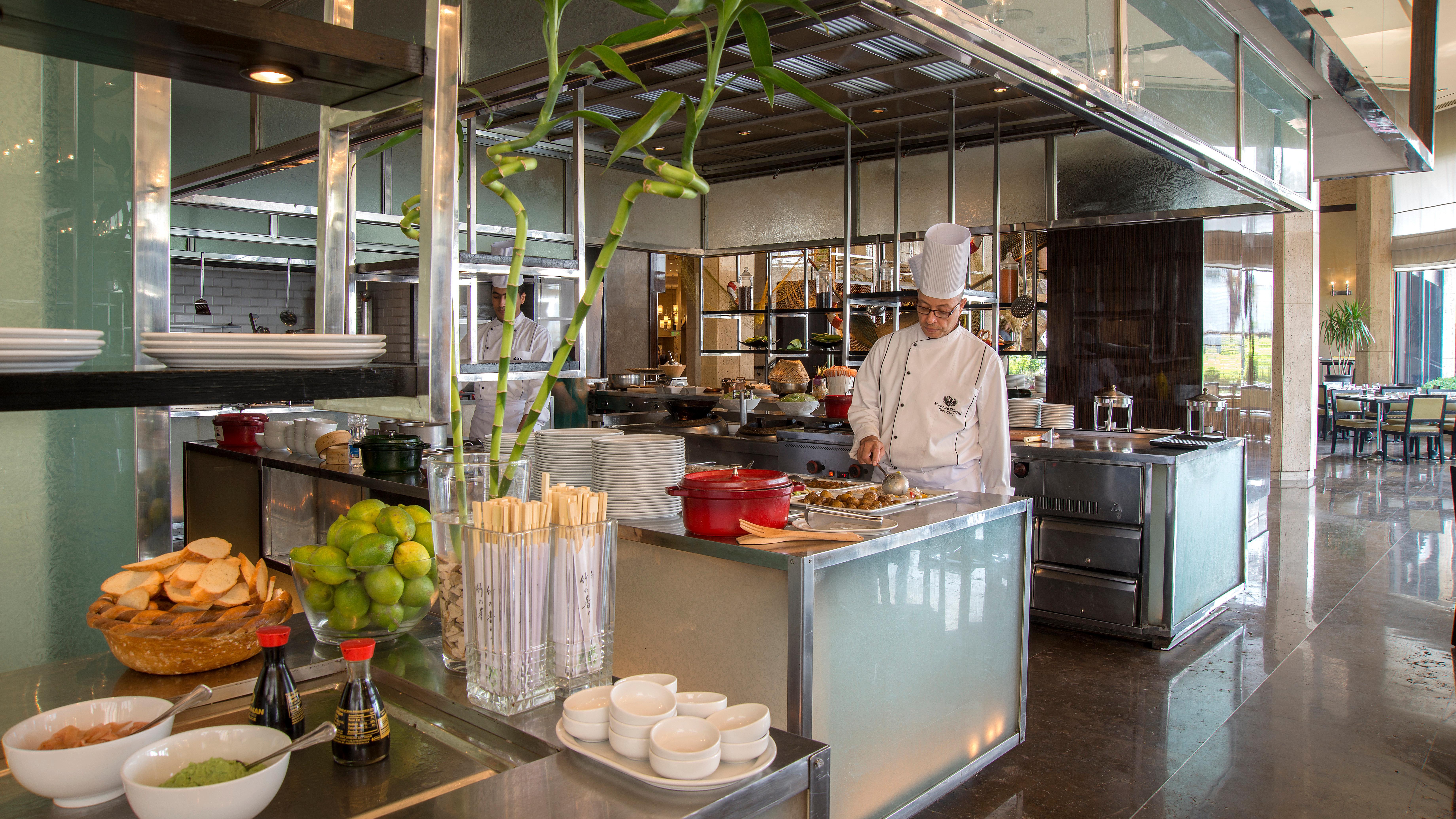 فندق إنتركونتيننتال سميراميس القاهرة المظهر الخارجي الصورة A chef at work in a hotel kitchen