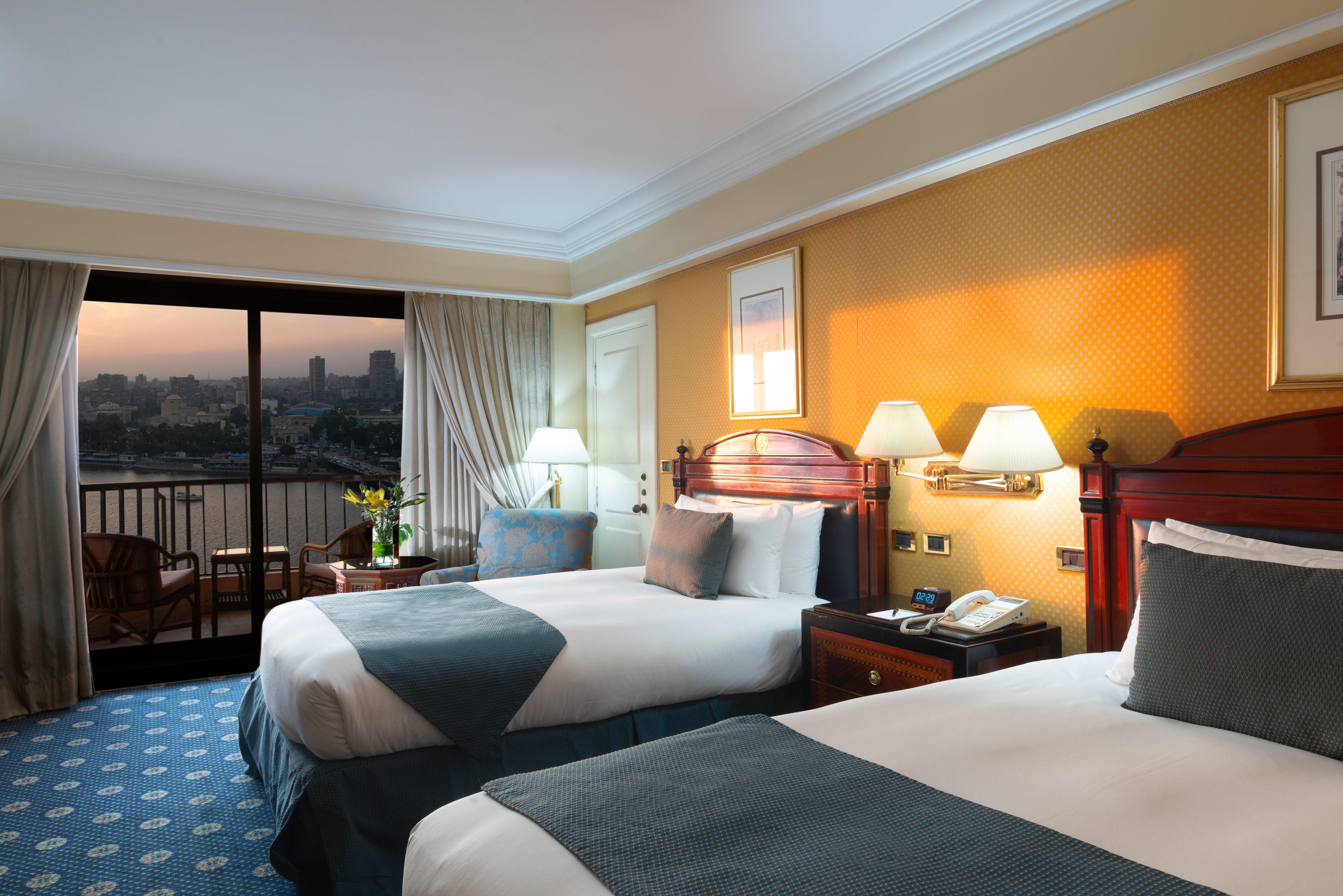فندق إنتركونتيننتال سميراميس القاهرة المظهر الخارجي الصورة A room at the Nile Ritz-Carlton
