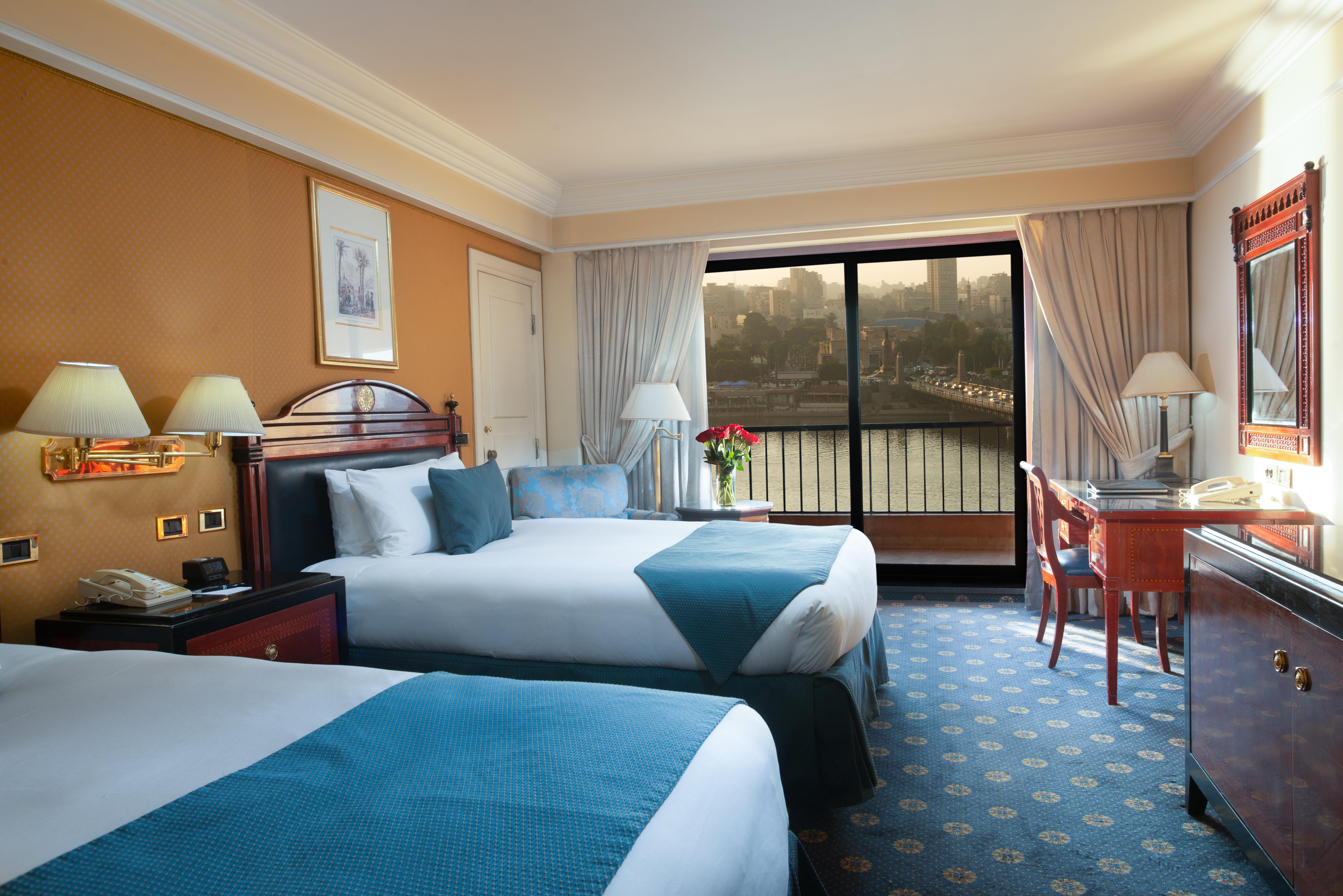 فندق إنتركونتيننتال سميراميس القاهرة المظهر الخارجي الصورة A room at the Nile Ritz-Carlton