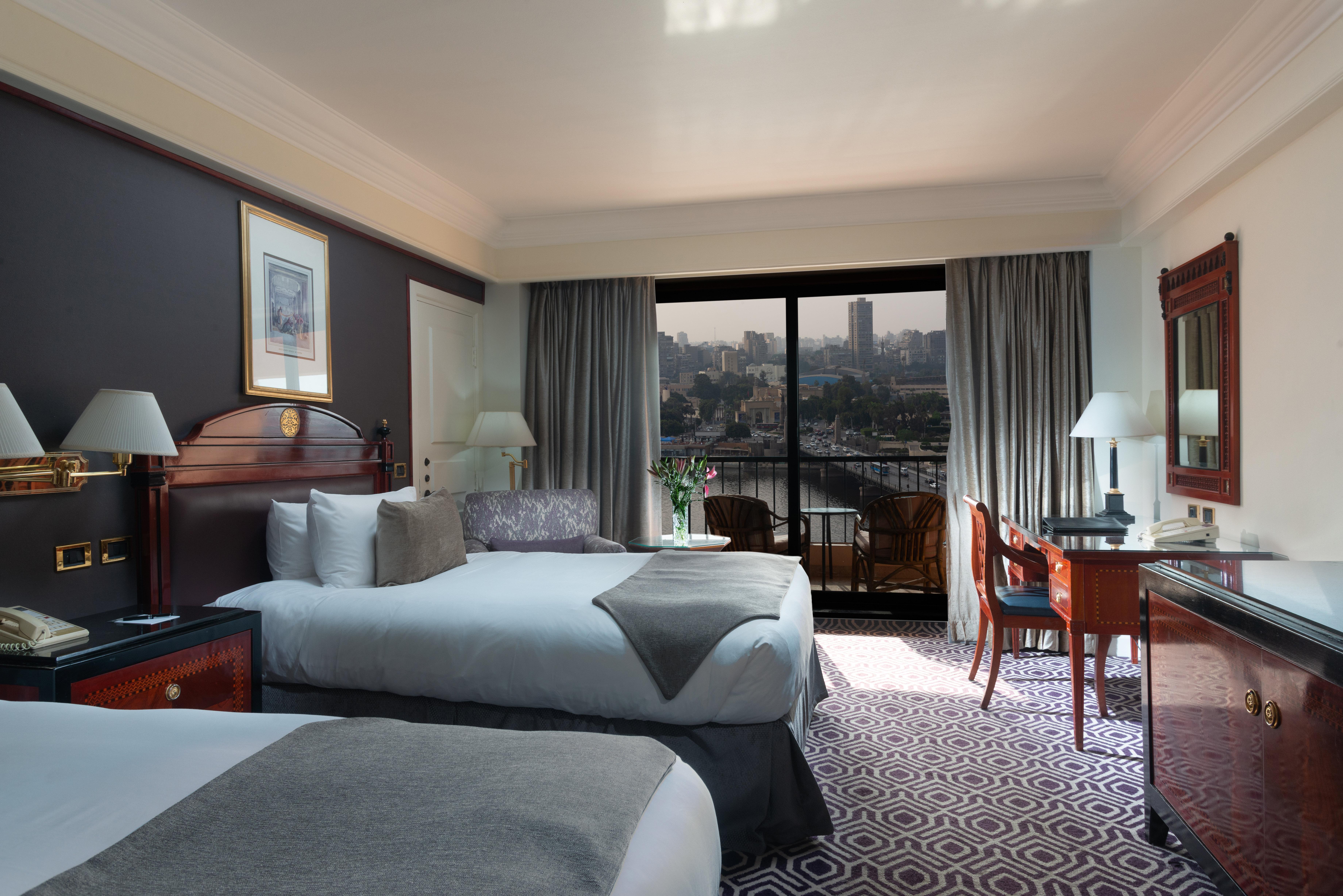 فندق إنتركونتيننتال سميراميس القاهرة المظهر الخارجي الصورة A room at the Nile Ritz-Carlton